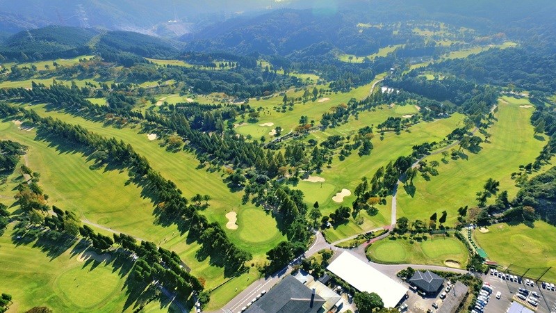 球場位於海拔約300公尺的高原上，以地形平坦、球道寬闊為特色，高原地形帶來清爽的空氣，球道設計富有策略性。